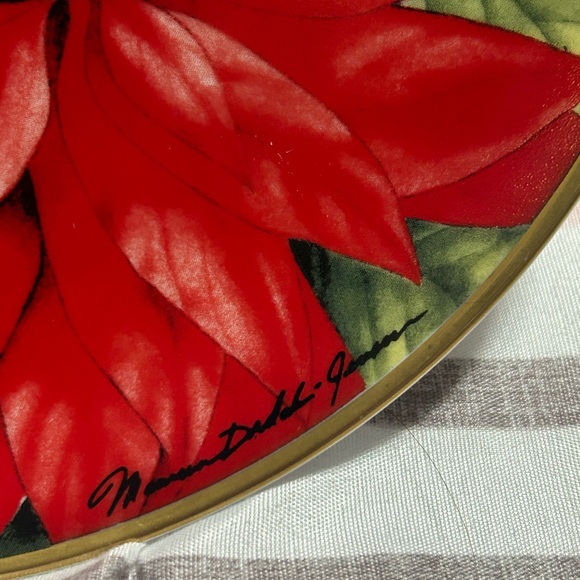 Christmas is Coming 1991 Decorative Plate with Doves and Poinsettias - Picture 2 of 4
